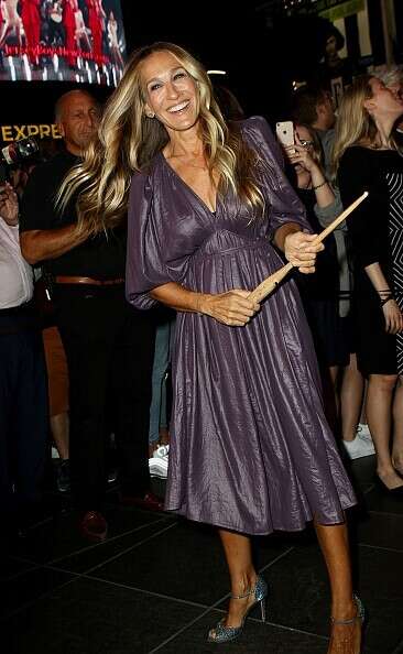 שרה ג'סיקה פרקר לובשת משכית // getty images